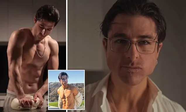 Пекарь, месивший полуголым тесто в Тиктоке, стал жертвой похотливых фанаток. Фото: соцсети