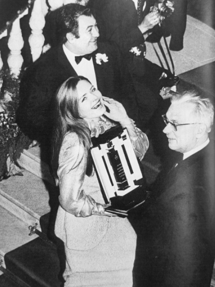 1968 год. Людмила Чурсина с главным призом Международного кинофестиваля в Сан-Себастьяне. ФОТО: соцсети