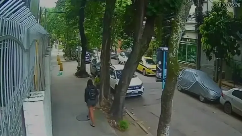 В Рио-де-Жанейро мотоциклист спас женщину, провалившуюся в канализационный люк. Фото: соцсети