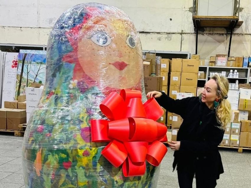 Упакованная двухметровая матрешка. Фото: Instagram (запрещен в РФ) / @lera_looo