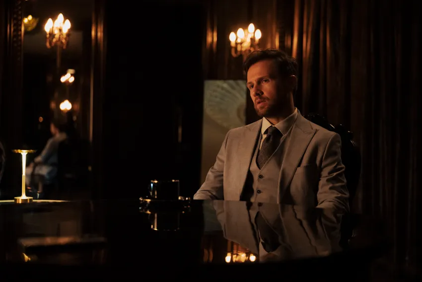 Режиссер Илья Ермолов на съемках второго сезона «Золотого дна». Фото: онлайн-кинотеатр Иви