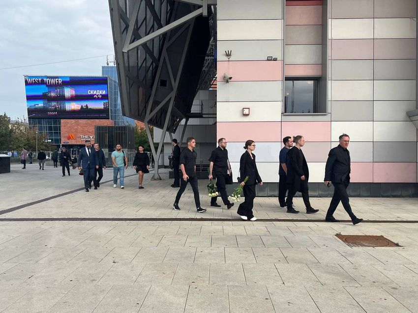 К зданию концертного зала подъезжают поклонники, друзья и близкие Маслякова. Фото: "Жизнь"