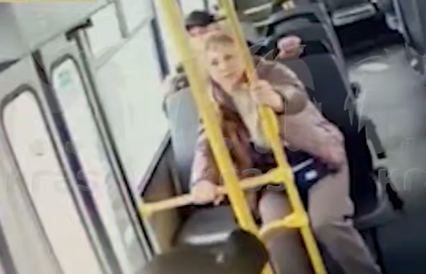 Под Красноярском автобус слетел с трассы, пассажиров жестко разбросало по салону. Фото: t.me/kras_mash