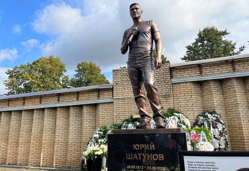 Появились фото семейной могилы Леонида Куравлева на Троекуровском кладбище