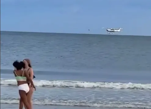 В США легкомоторный самолет рухнул в океан рядом с пляжем, пилота спасли. Фото: t.me/shot_shot