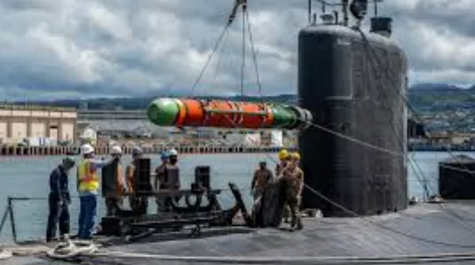 Погрузка торпеды Mark-48 на подлодку. ФОТО: соцсети