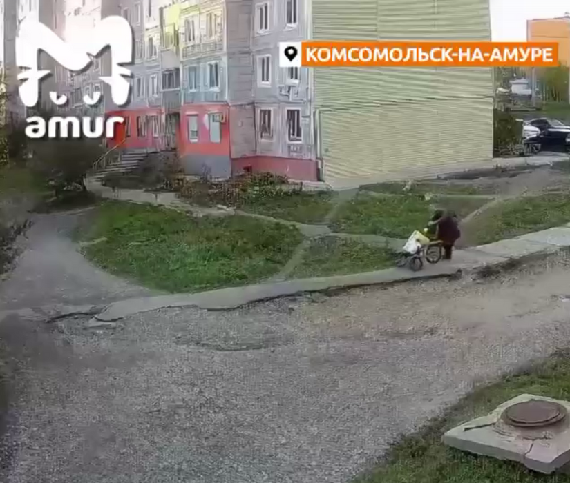 Бомжа на эксклюзивном велике зафиксировали камеры видеонаблюдения. Фото: @t.me/amur_mash