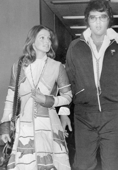 9 октября 1973 года. Присцилла и Элвис выходят из здания суда после развода. На их лицах нет и капли горечи. ФОТО: соцсети