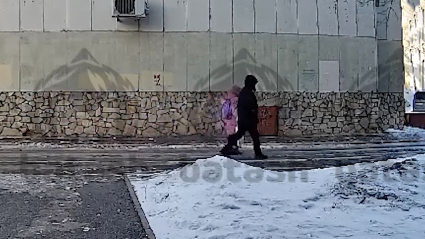 Фрагмент с камеры видеонаблюдения, где видно, как мужчина уводит ребенка. Фото: @mash_batash