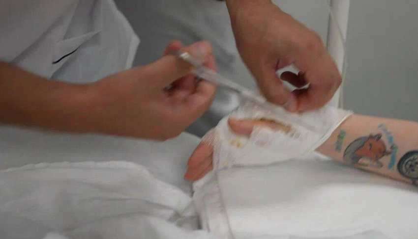 В Подмосковье у девушки образовалась гнойная дыра в руке после укуса кобры. Фото: t.me/shot_shot