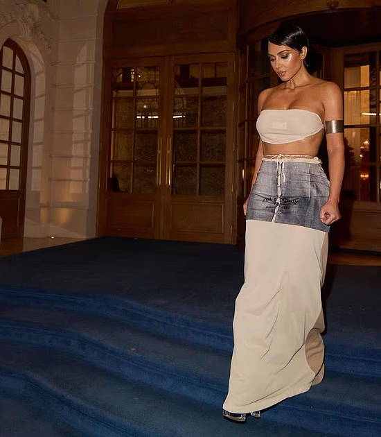 Дополняла винтажный образ Ким её новая стрижка пикси. ФОТО: соцсети