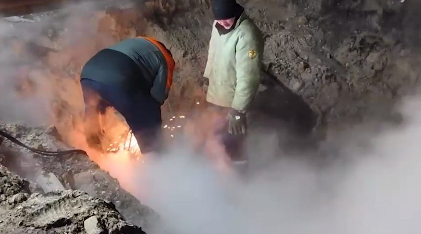 В Нижнем из-за прорыва трубы без тепла и горячей воды остались 43 000 человек. Фото: t.me/mash_nimash