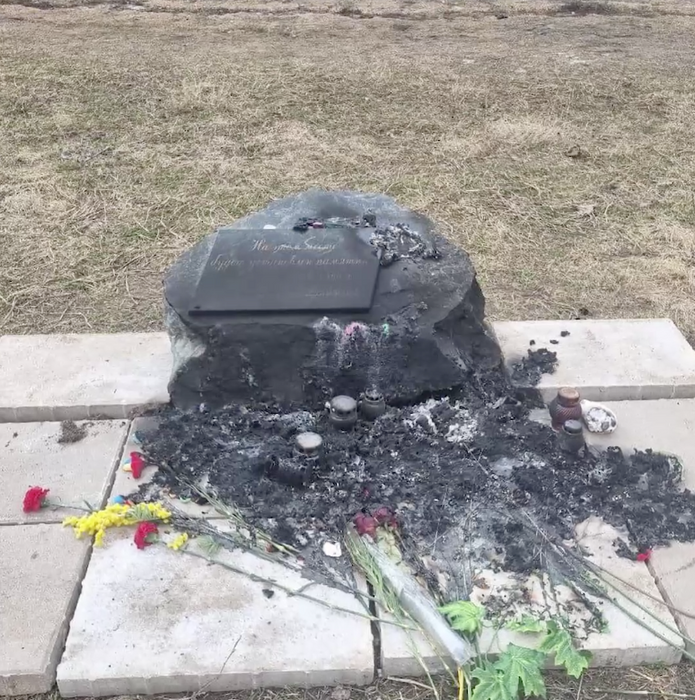 Мужчина сжег цветы, записки и игрушки у стихийного мемориала жертвам теракта в "Крокусе" в Новой Москве. Фото: @shot_shot