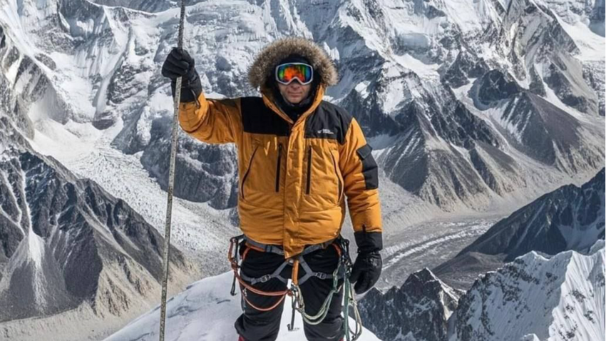 Учитель технологии из Новосибирска поставил на Эвересте флаг своей школы. Фото: t.me/mash_siberia