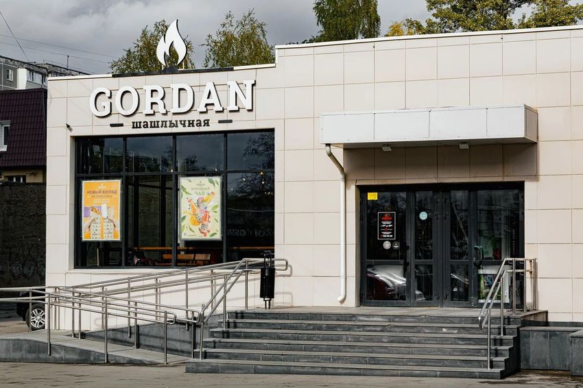 53-летний челябинец достал гранату в кафе, чтобы ему быстрее принесли заказ. Фото: t.me/url_mash