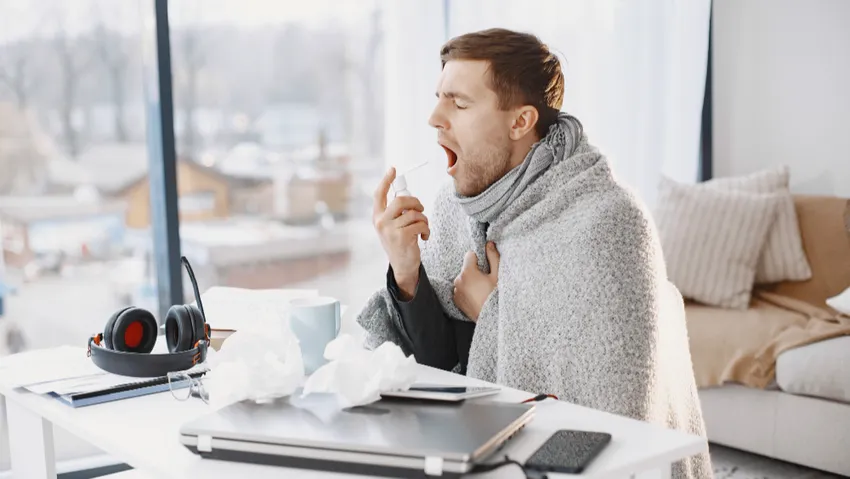 Мед при горле и кашле. Фото: freepik.com