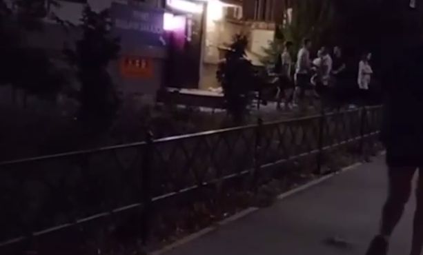 Мужики избили детей из-за мяча, который попал по их машине. Фото:@t.me/mash_na_volne