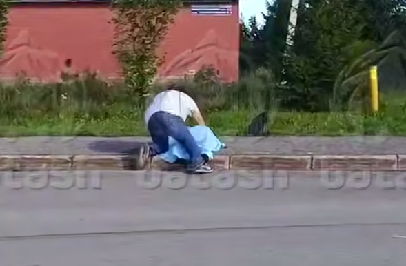 «Прости! Прости!» В Уфе отец разбившегося на байке сына разрыдался у его тела. Фото: t.me/mash_batash