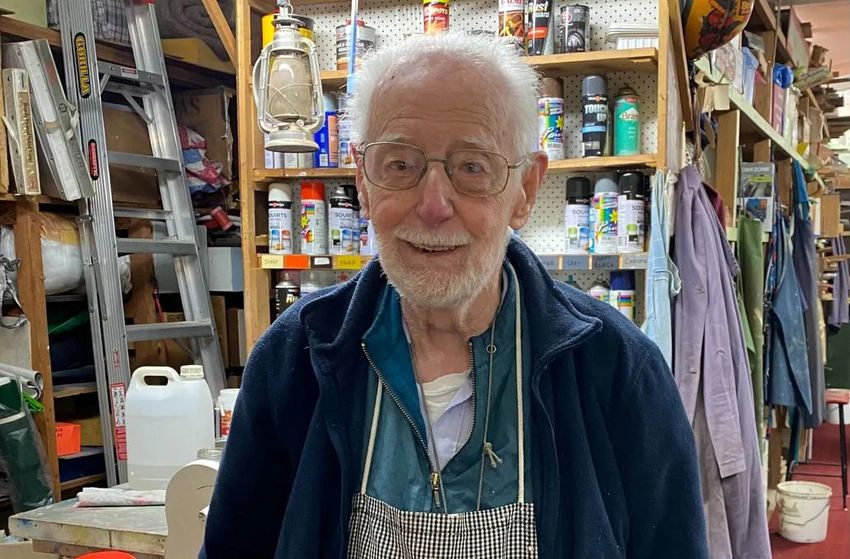 102-летний Фил вот уже 25 лет работает на фабрике по производству игрушек и абсолютно счастлив. Фото: thatslife.com.au
