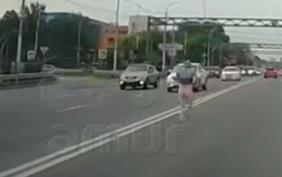 В Хабаровске голый мужчина устроил забег по трассе с машинами. Фото: t.me/amur_mash