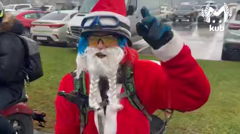 В Сочи десятки Дедов Морозов и Снегурочек устроили мотопарад в честь Нового года. Фото: t.me/kub_mash