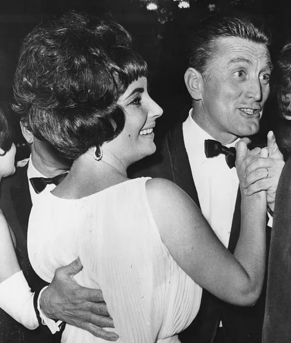 1960 г. Элизабет Тейлор становится одной из первых клиенток Валентино. ФОТО: соцсети