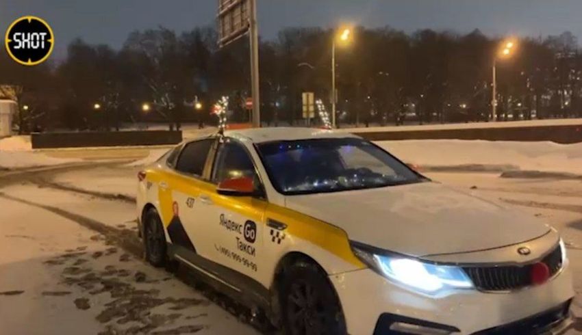 Олень на дороге! В Москве таксист необычно украсил своё авто к Новому году. Фото: @shot_shot