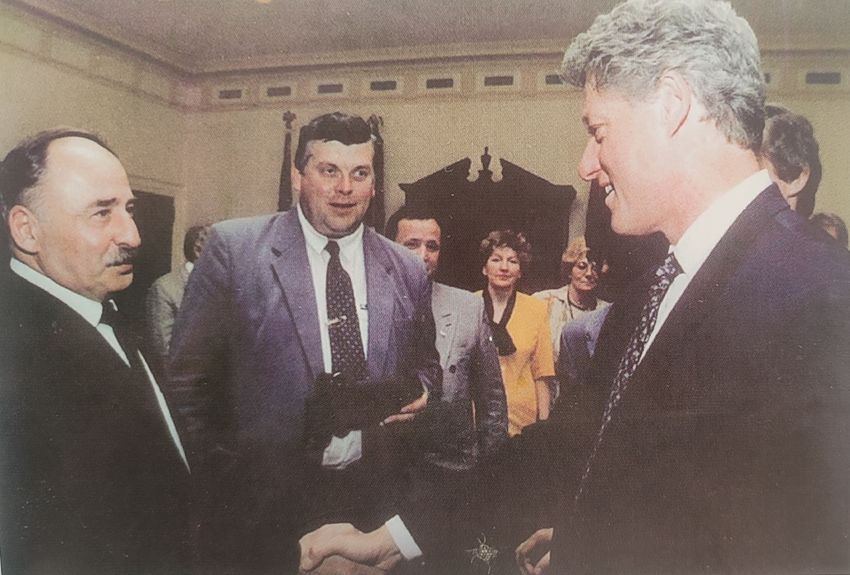 Президент США Б. Клинтон (справа) жмет руку И. Костоеву (слева). Вашингтон, Белый Дом. Июль 1994 г. Фото: личный архив Костоева