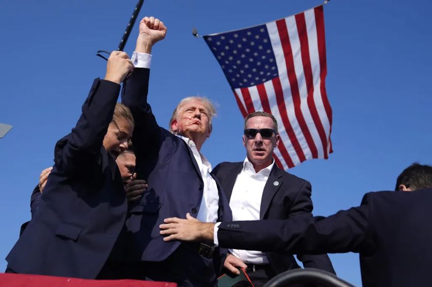 Трамп признался, что не хотел, чтобы его несли на руках, и попросил телохранителей этого не делать. Фото: www.dailymail.co.uk