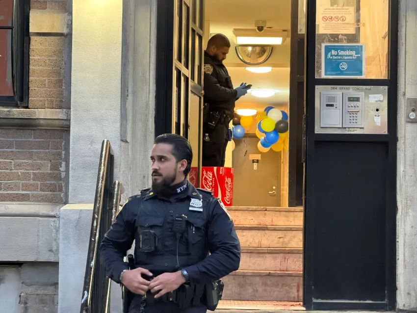 Полиция обнаружила истекающую кровью жертву в квартире на диване. Фото: nypost.com