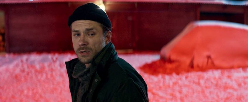 "Чудовище" станет "принцем". Кадр из фильма "Уралочка", 2024, реж. Михаил Расходников