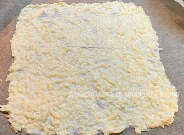 Сырную массу, разравниваем