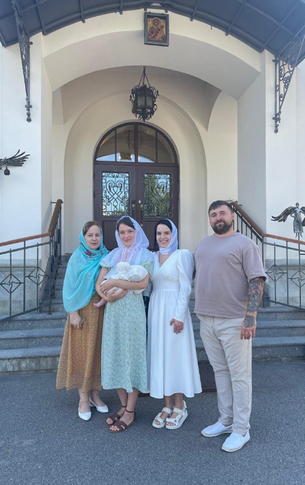 Бабушка, крестная с малышкой на руках и Маргарита с супругом. Фото: vk.com/id5730811