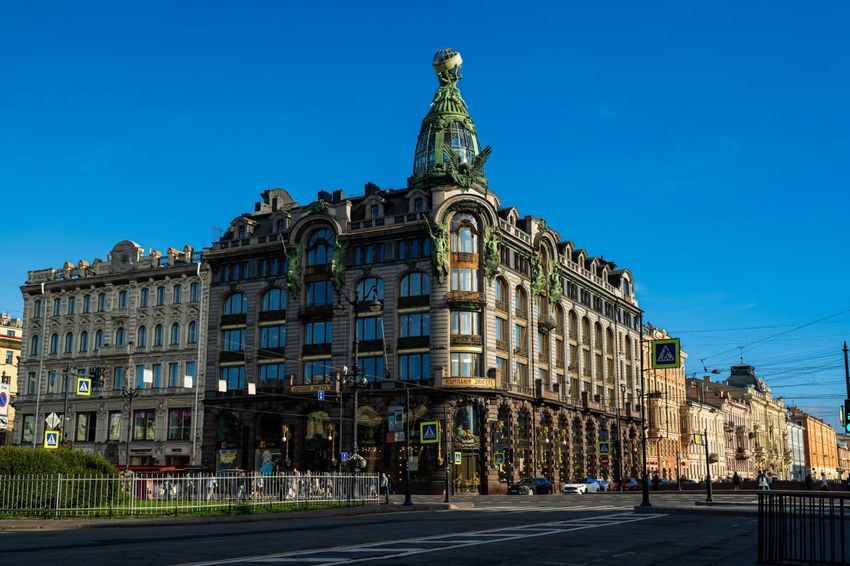 Проходя по Невскому, вы увидите знаменитый дом Зингера, Адмиралтейство, Аничков мост. Фото: Лицензионный фотобанк СПб ГБУ "ГТИБ"