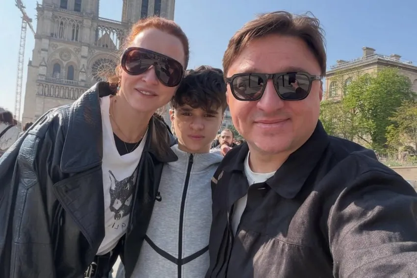 Максим Лагашкин с Екатериной Стуловой и сыном уехал на отдых во Францию. Фото: соцсети