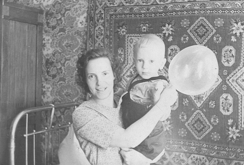 Маленький Витя с мамой. Фото: личный архив