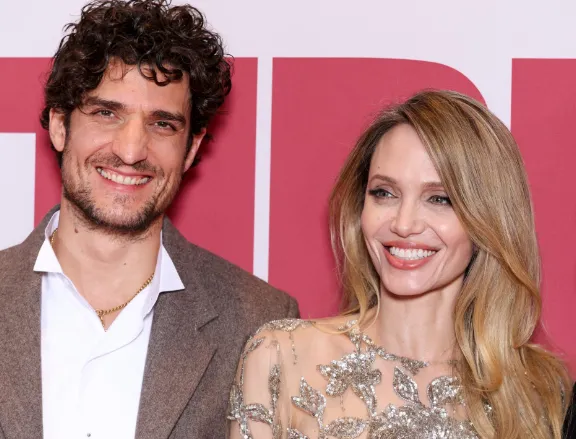 50-летняя Анджелина Джоли вышла в свет в компании молодого французского актера. Фото: соцсети