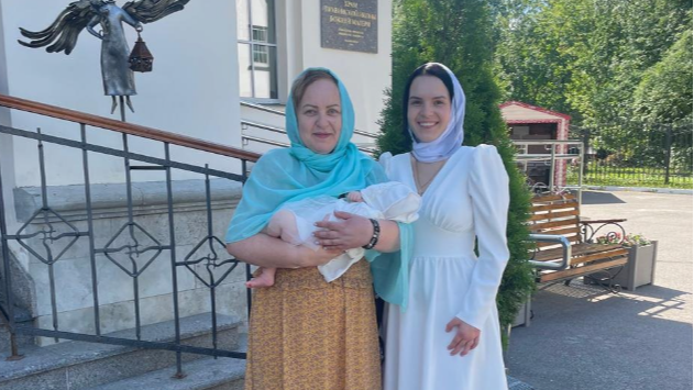 Маргарита с мамой и четвертым ребенком - дочкой Ариной. Фото: vk.com/id5730811