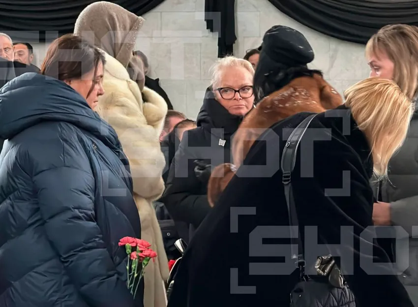 В Москве хоронят режиссера Олейникова - проститься с ним приехала Лариса Долина. Фото: t.me/shot_shot