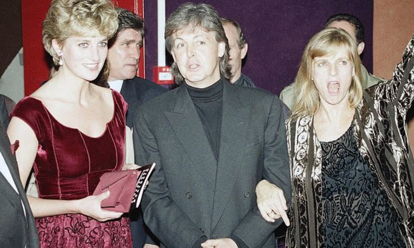 Диана в платье от Валентино и Пол Маккартни с женой Линдой были в центре внимания. ФОТО: соцсети