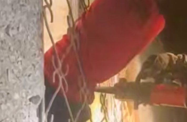 На Урале подросток на домашнем аресте застрял в оконной решетке, пытаясь сбежать. Фото: t.me/url_mash