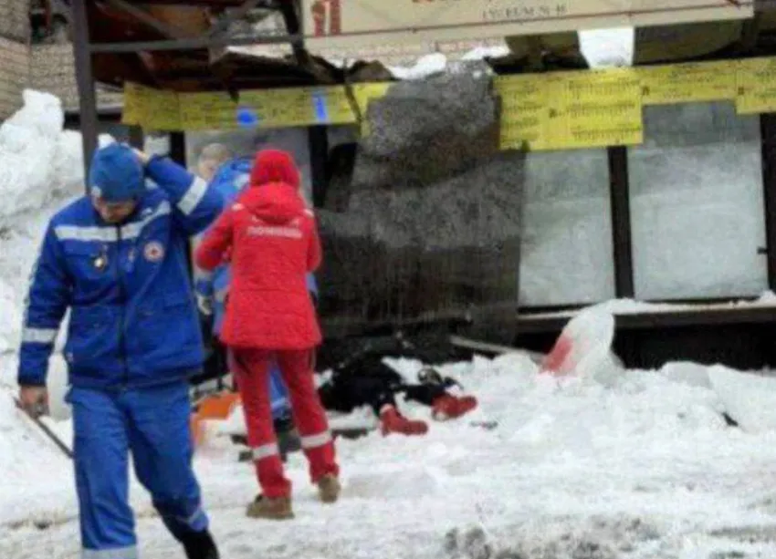 В Петропавловске глыба льда упала на остановку и насмерть придавила женщину. Фото: t.me/amur_mash