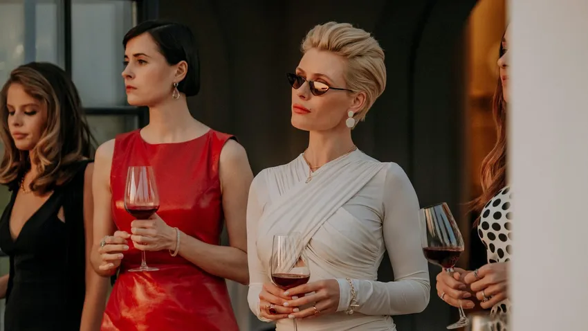 Марина Ворожищева и Виктория Маслова в сериале «Золотое дно». Фото: онлайн-кинотеатр Иви