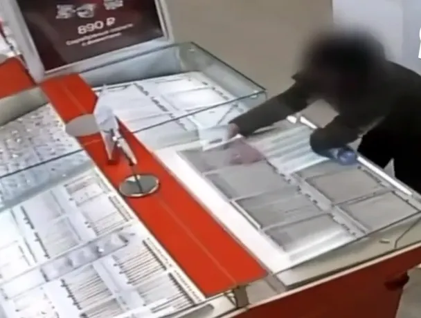 В Чите 33-летний мужчина в преддверии 8 марта украл из ювелирки 12 золотых цепей. Фото: t.me/babr_mash