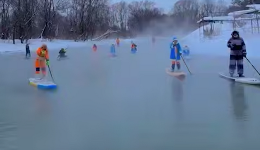 В Новосибирске жители в костюмах устроили массовый заплыв на сапах в -20. Фото: t.me/mash_siberia