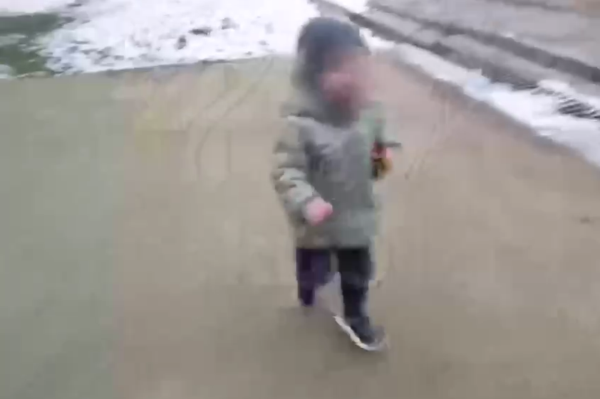 В Краснодаре треш-блогер заставляет сына материться и целовать манекены на видео. Фото: t.me/kub_mash