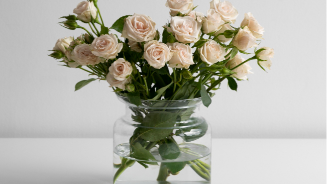 Что добавить в воду, чтобы цветы стояли дольше обычного. Фото: freepik.com