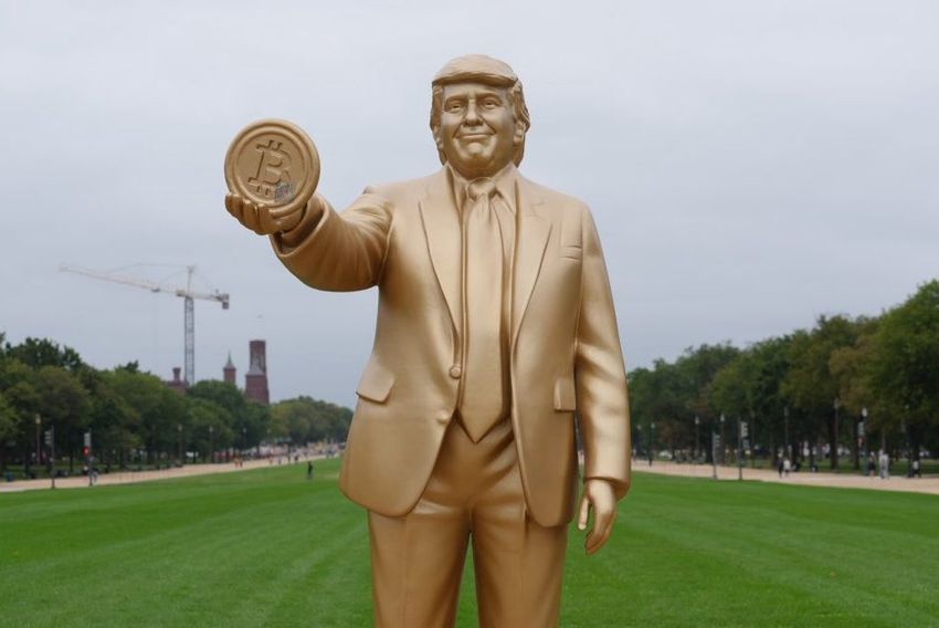 В США возле Капитолия установили золотую статую Трампа с биткоином в руке. Фото: t.me/shot_shot