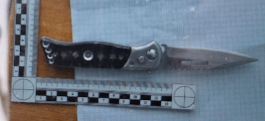 Вот этим ножом были нанесены легкие увечья. ФОТО: t.me/babr_mash