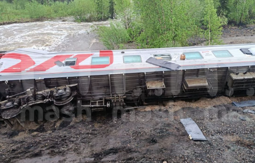 Один из сошедших с рельсов вагонов. ФОТО: t.me/mash